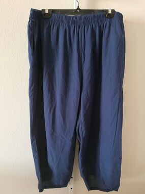 NWOT Navy Wide-Leg Elastic Waist Capri Pants